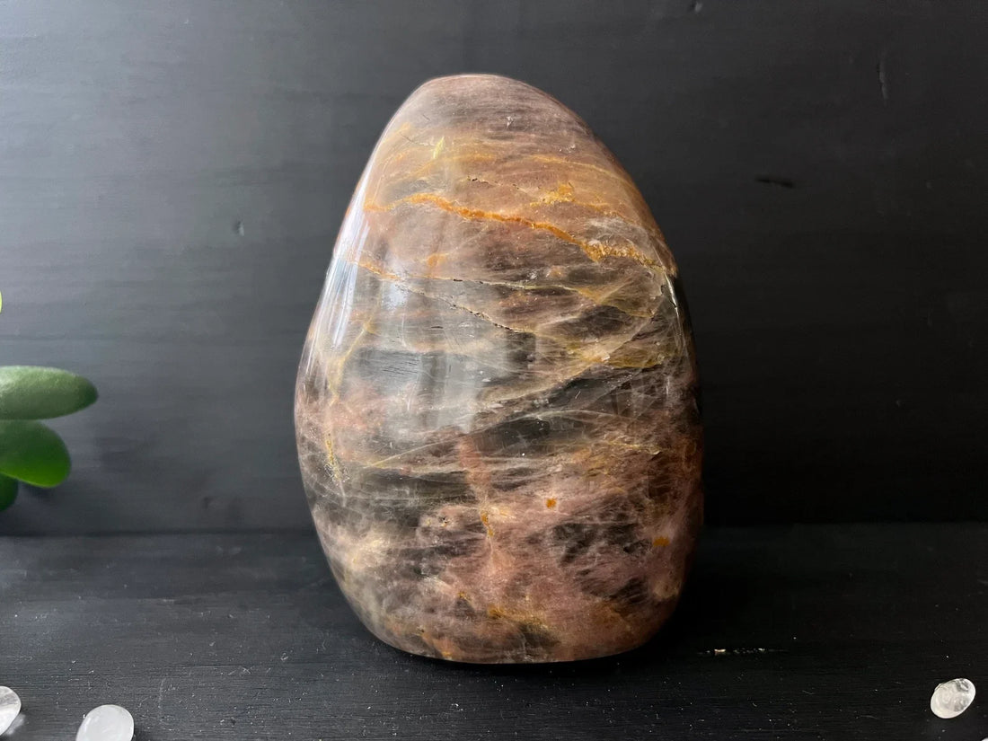 Schwarzer Mondstein, Freeform aus Madagaskar | Happy Minerals