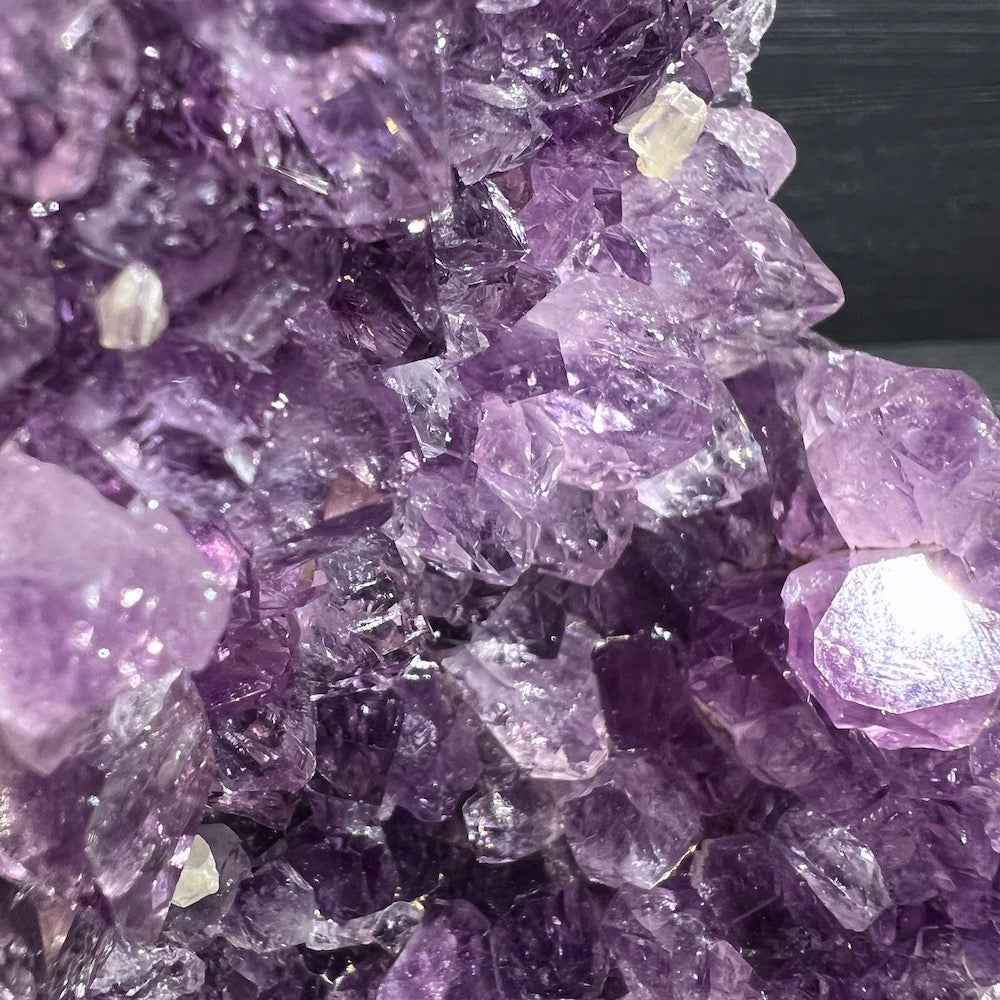 Beeindruckender Uruguay Amethyst, Nahaufnahme | Happy Minerals