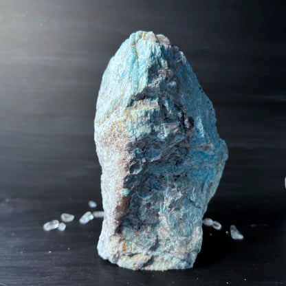 Pierre brute Amazonite d'une base de 15cm avec quartz fumé de Madagascar