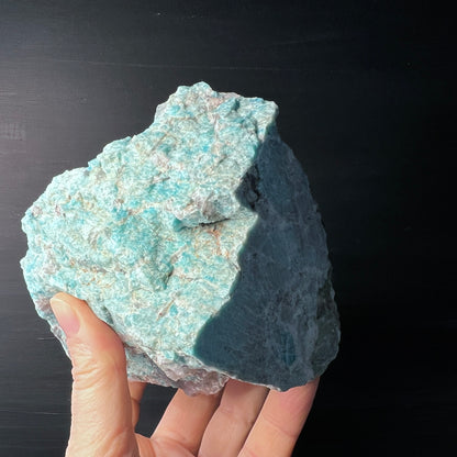 Pierre brute Amazonite d'une base de 15cm avec quartz fumé de Madagascar