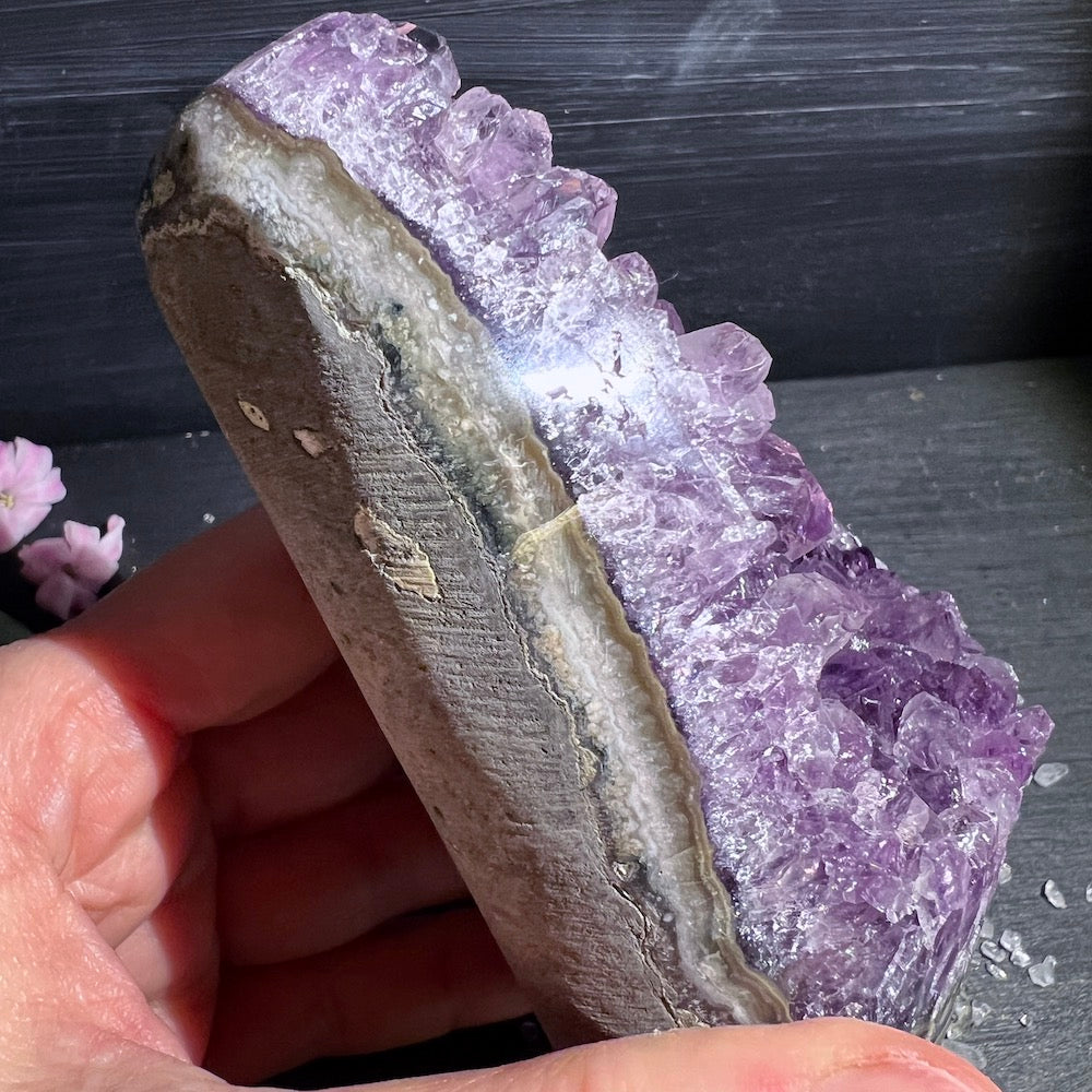 Polierter Uruguay Amethyst, seitlich | Happy Minerals