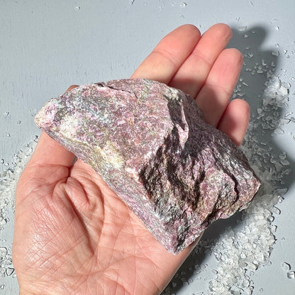 Rubin-Kyanit Rohstein in der Hand | Happy Minerals