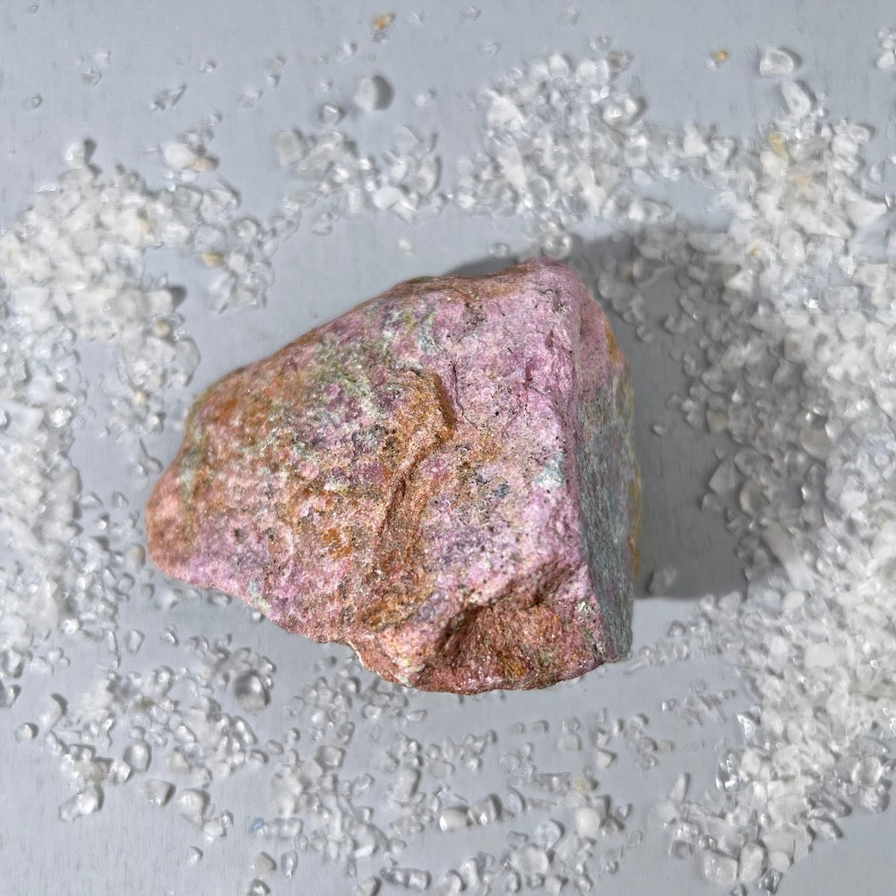 Rubin-Kyanit Rohstein linke Seite | Happy Minerals