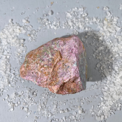 Rubin-Kyanit Rohstein linke Seite | Happy Minerals