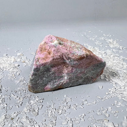 Rubin-Kyanit Rohstein seitlich | Happy Minerals