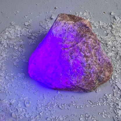 Rubin-Kyanit Rohstein unter UV Licht | Happy Minerals