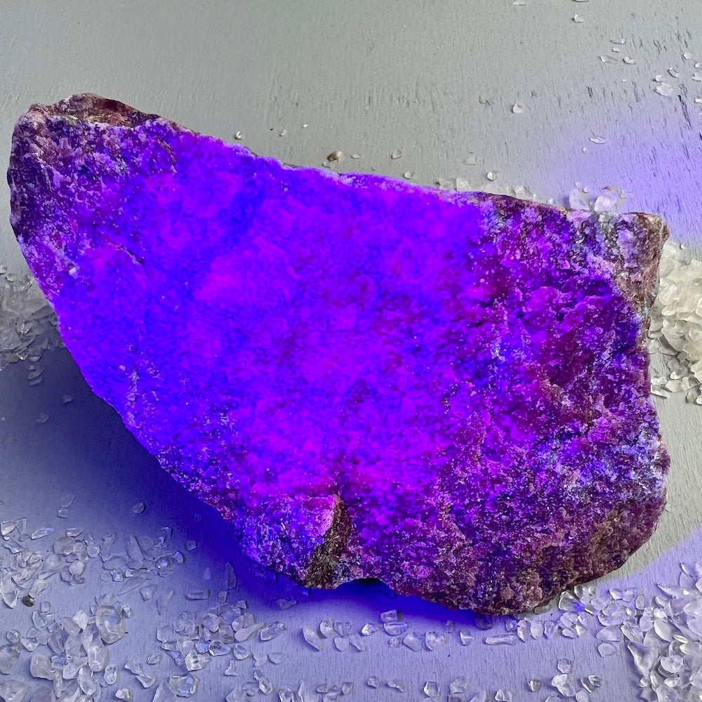 Rubin-Kyanit Rohsteinvon in UV licht | Happy Minerals