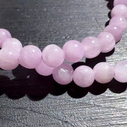 Bezauberndes Rosa Kunzit Armband – ein echtes Schmuckstück für dein Herz.  Mit 5mm runden Kugelperlen und einer Länge von ca. 19cm ist es angenehm zu tragen. | Happy Minerals