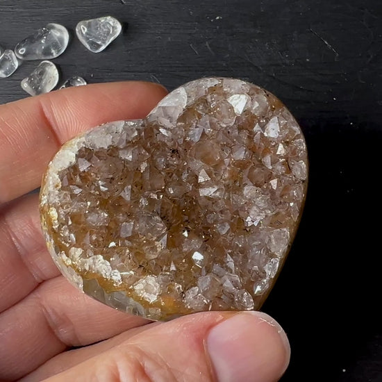 Orange Rainbow Galaxy Amethyst Herz aus Uruguay, in der Hand, Video | Happy Minerals