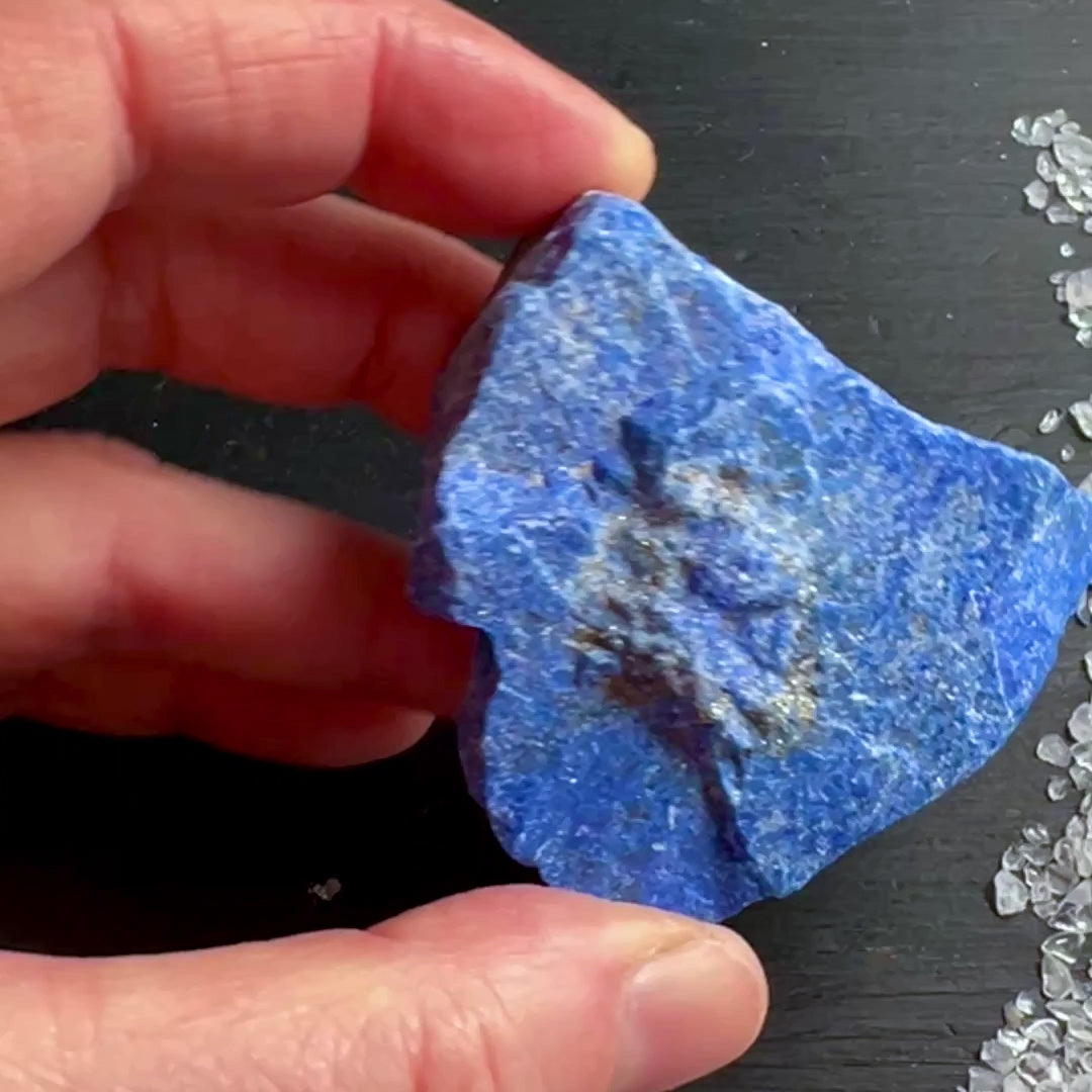 Lapislazuli Rohstein, 55mm mit ringförmigen Pyrit Einschluss | Happy Minerals