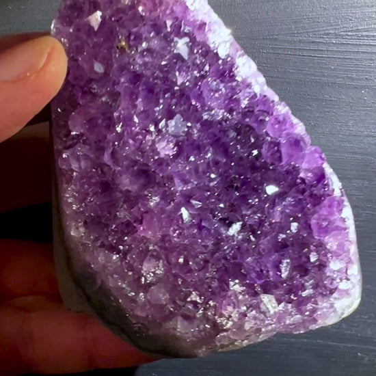 Uruguay Amethyst, polierte Kanten, stehen. Intensive lila Farbe. 318g. | Happy Minerals