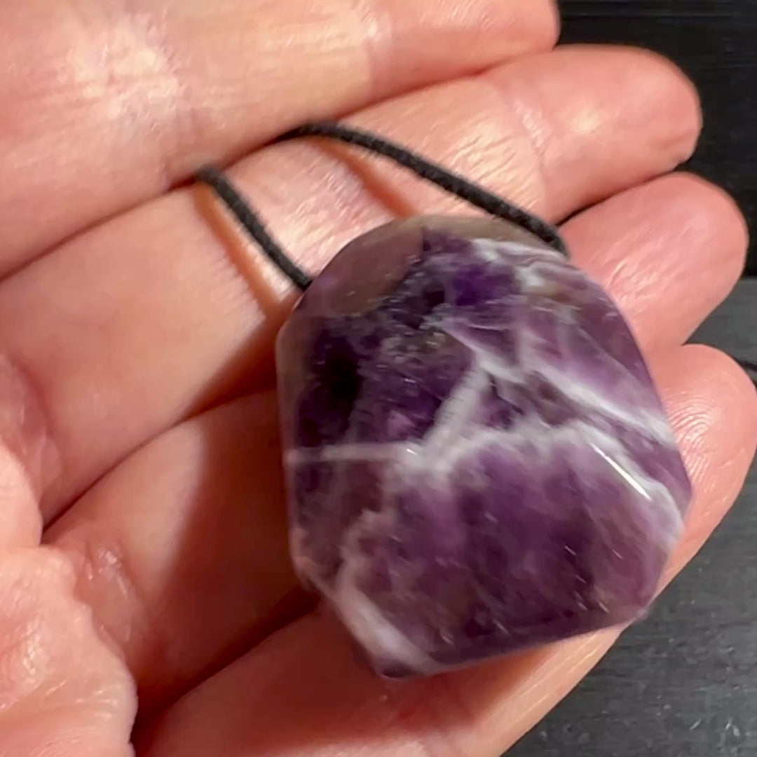 Lila-weißer Dream Amethyst Anhänger, Polygon Form, in der Hand.  | Happy Minerals